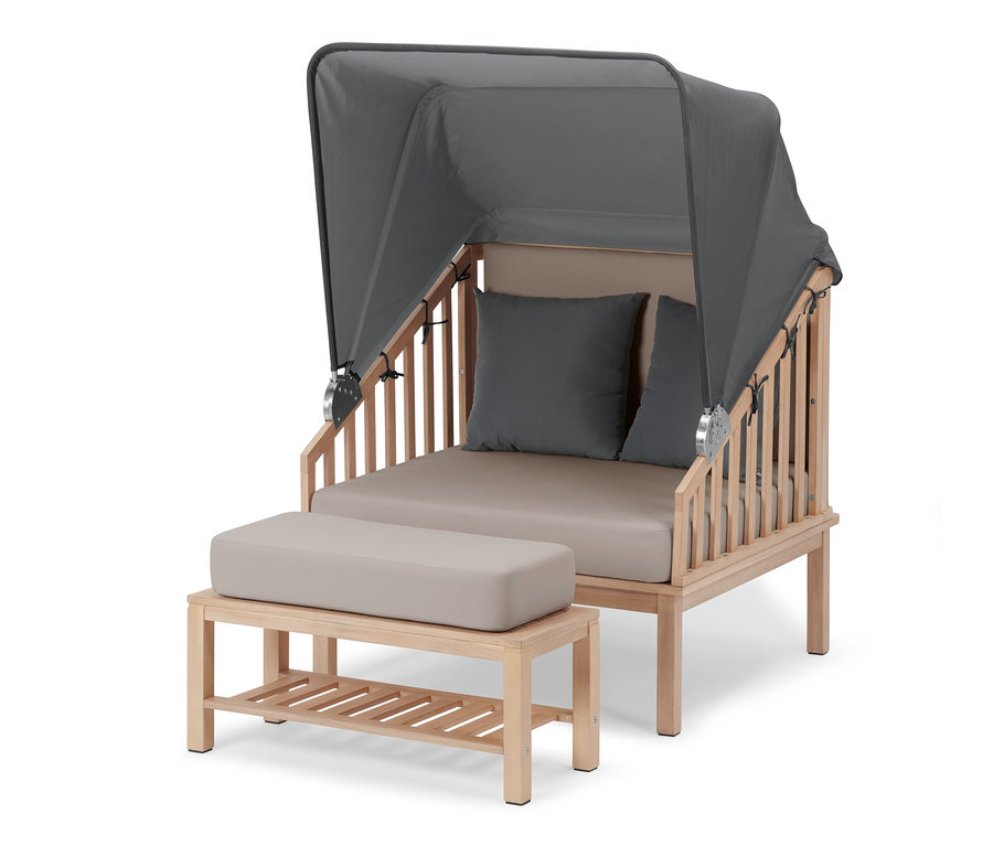 Premium-Lounge-Strandkorb mit Sonnenschutz-Dach und Fußteil.