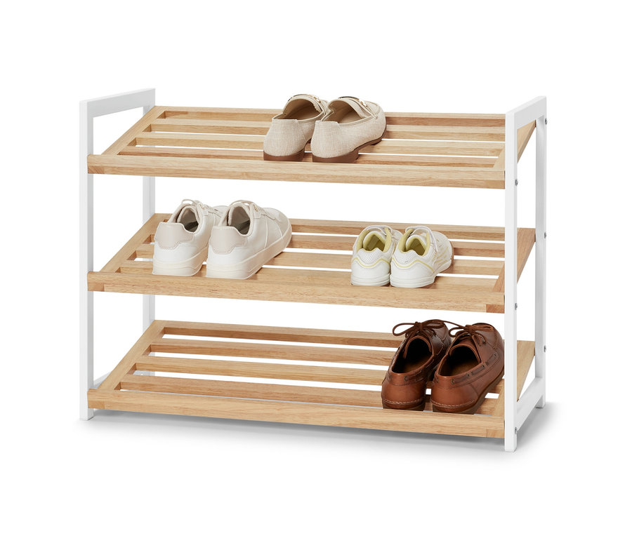 Schuhregal mit 3 Ebenen, auf jeder Ebene Schuhe.