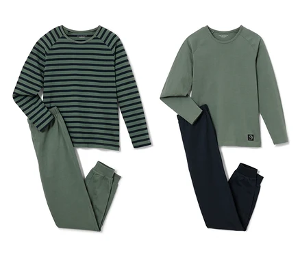 Zwei Kinder-Pyjamas: Einmal grün gestreift und einmal grün langärmlig.