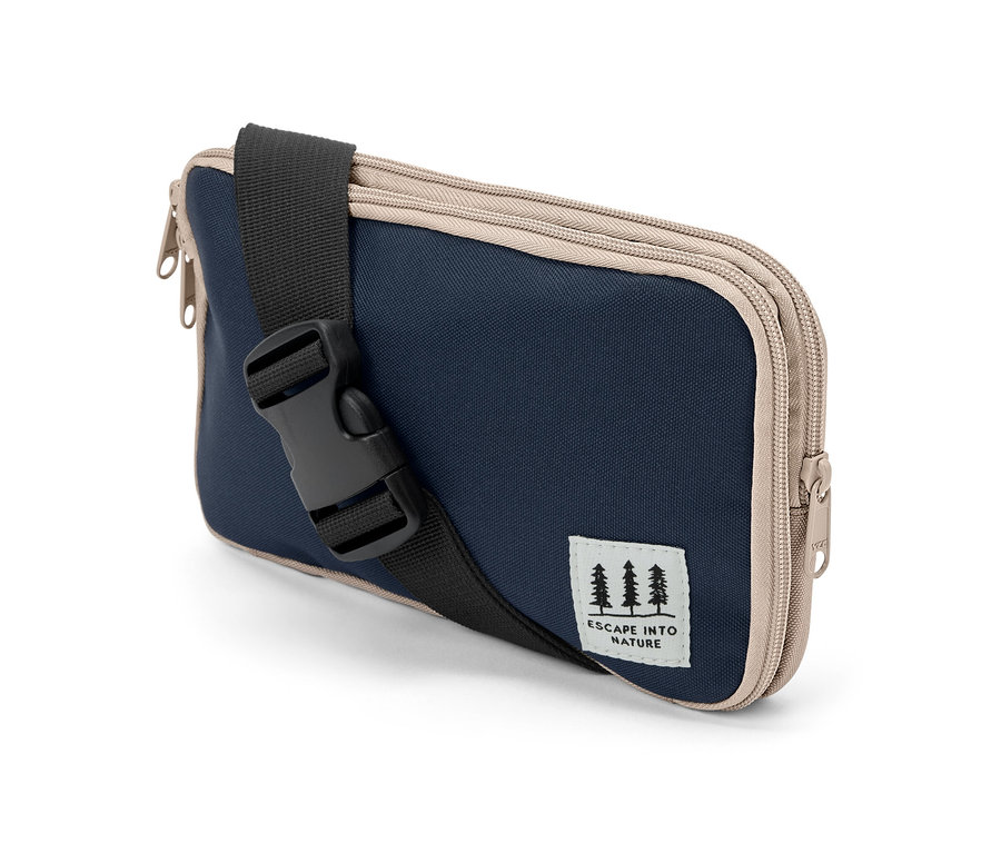 Eine blaue Multifunktions-Tasche mit schwarzem Gurtband und beigen Reißverschlüssen.