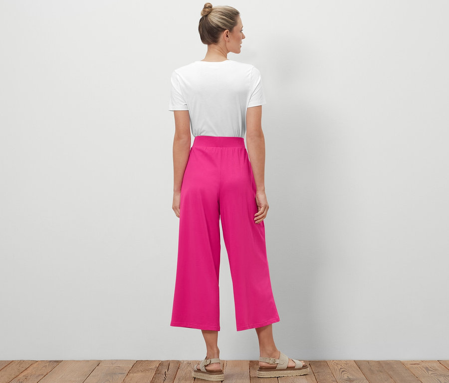 Eine Frau mit Dutt steht mit dem Rücken zur Kamera und trägt eine Jersey-Culotte.