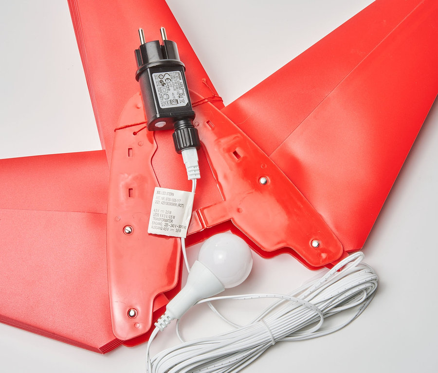 Detailaufnahme eines roten AMARE XXL-LED-Sterns (100 cm) mit weißem Kabel und schwarzem Stecker.