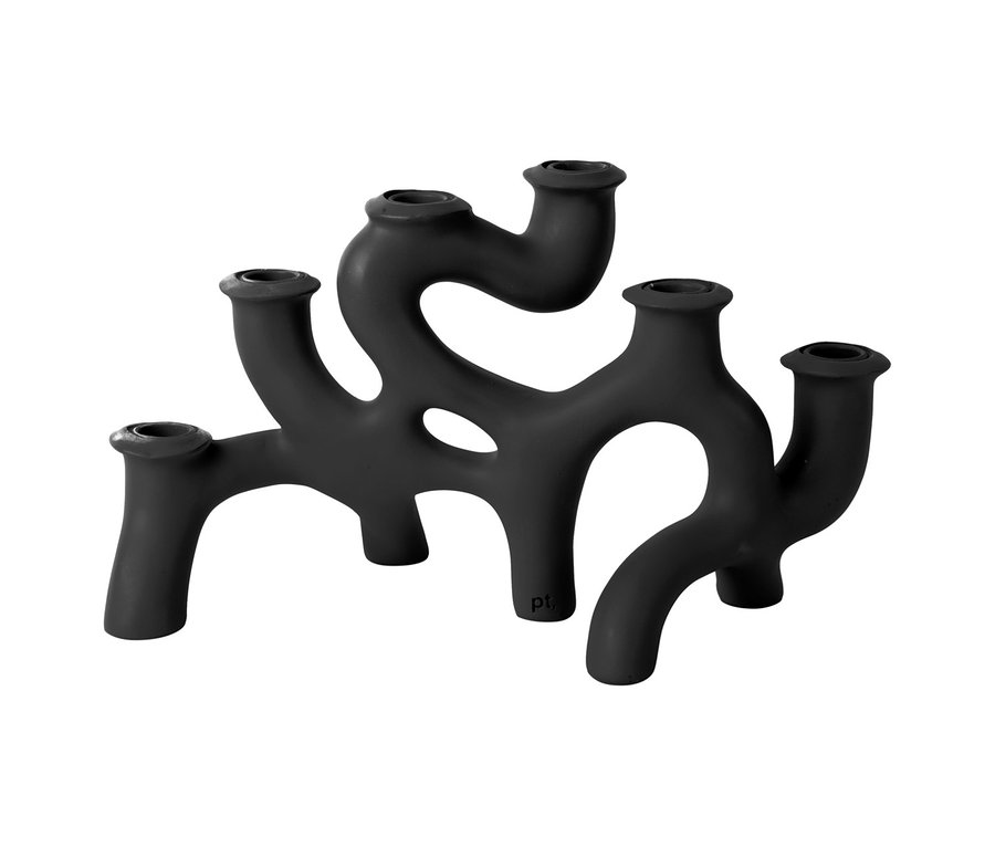 Schwarzer Kerzenständer für fünf Kerzen.