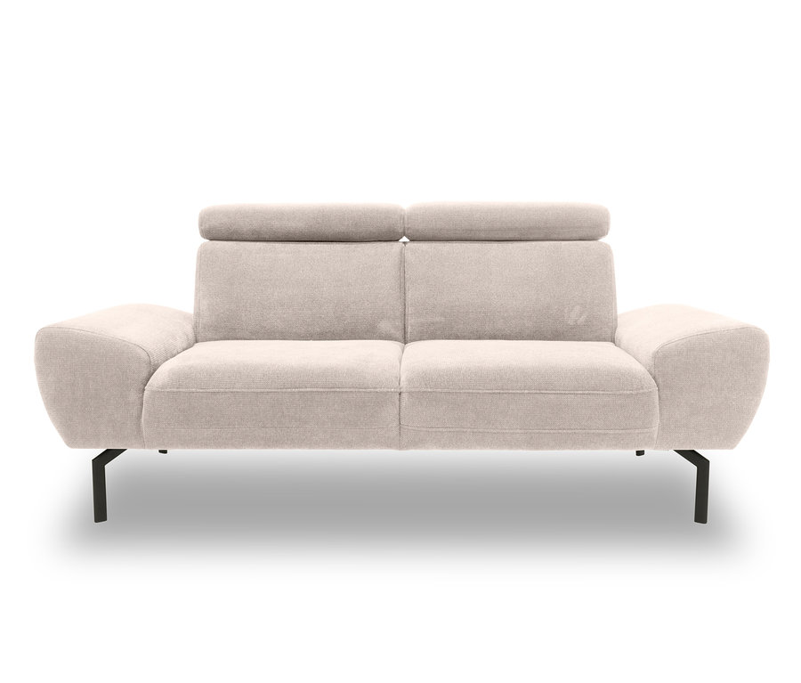 Beiges DOMO collection 2-Sitzer »Cabarini« Sofa auf schwarzen Füßen.