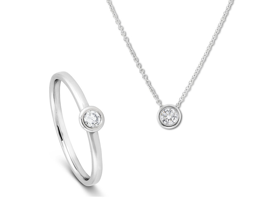 585 Weißgoldring mit Diamant neben einer Halskette mit Diamant.