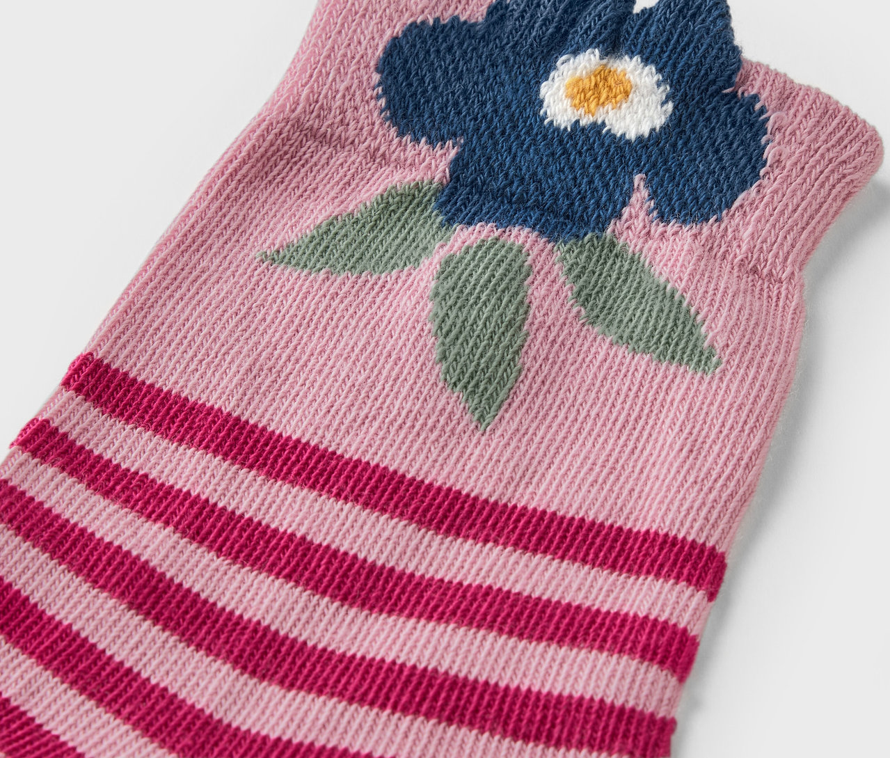 Detail einer Kinder-Socke mit Blumenmuster, 5 Paar.