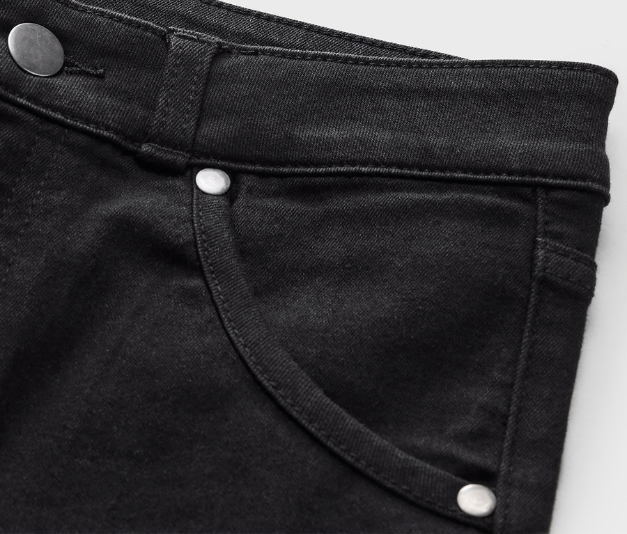 Detailaufnahme einer schwarzen Flared Kinder-Jeans – Fit »Pia«.