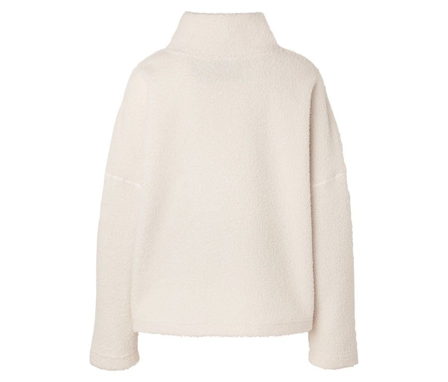 Detailansicht eines cremefarbenen Fleecepullovers mit hohem Kragen.