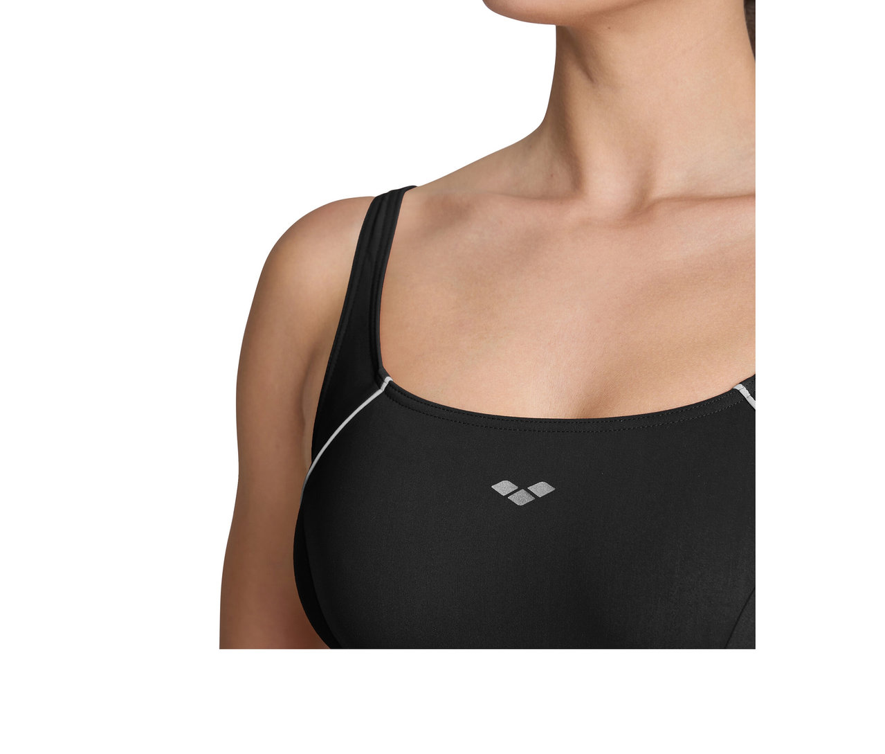 Nahaufnahme einer Frau, die einen schwarzen arena Sport-Badeanzug Shaping mit weißen Paspeln und Logo trägt.
