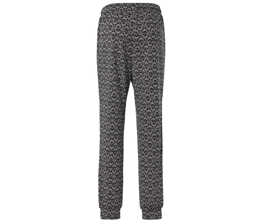 Schwarze Hose mit Blumenmuster.