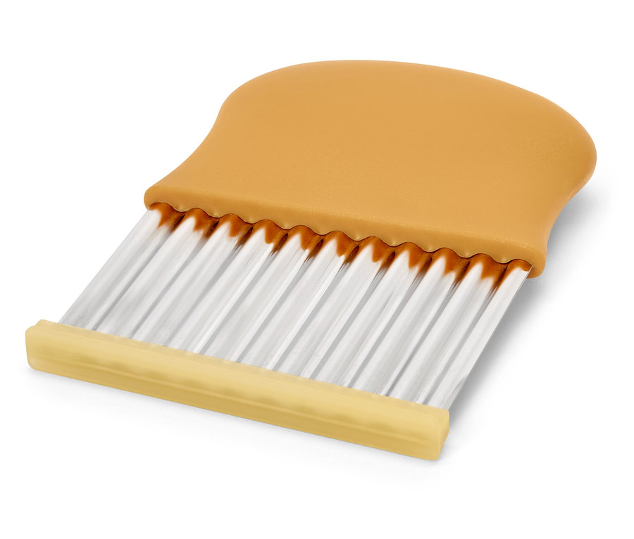 Nahaufnahme eines gewellten Pommesschneiders mit orangefarbenem Griff und silbernen Klingen.