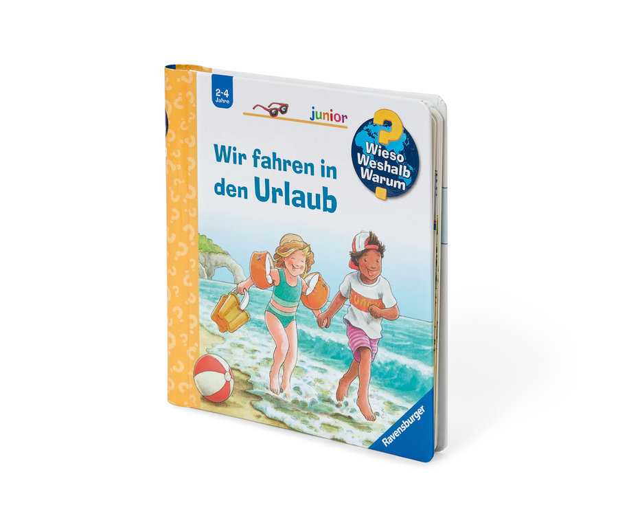 Buch »Wieso? Weshalb? Warum? junior: Wir fahren in den Urlaub« mit einer Abbildung von zwei Kindern am Strand.
