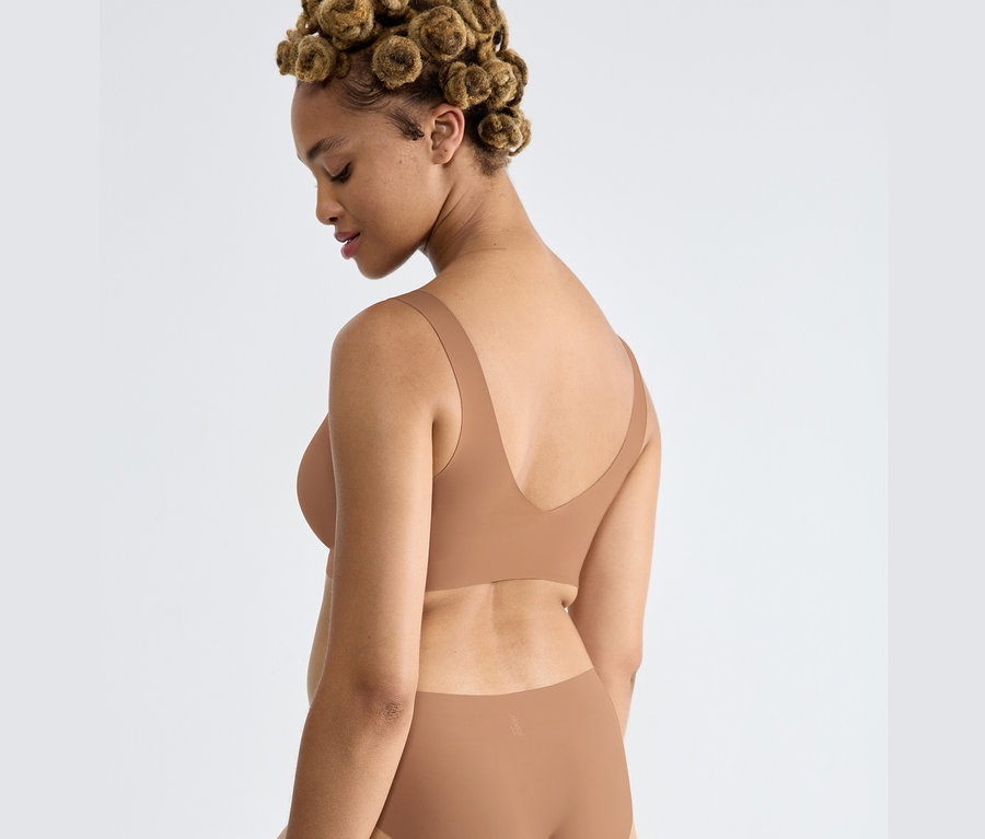 Frau trägt ein sloggi ZERO Feel 2.0 Bralette in Nostalgic Brown.