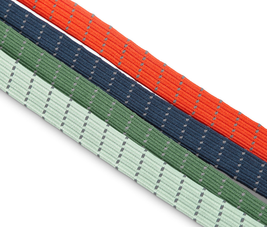 Vier Fahrrad-Spanngurte in Orange, Dunkelblau, Grün und Hellgrün.