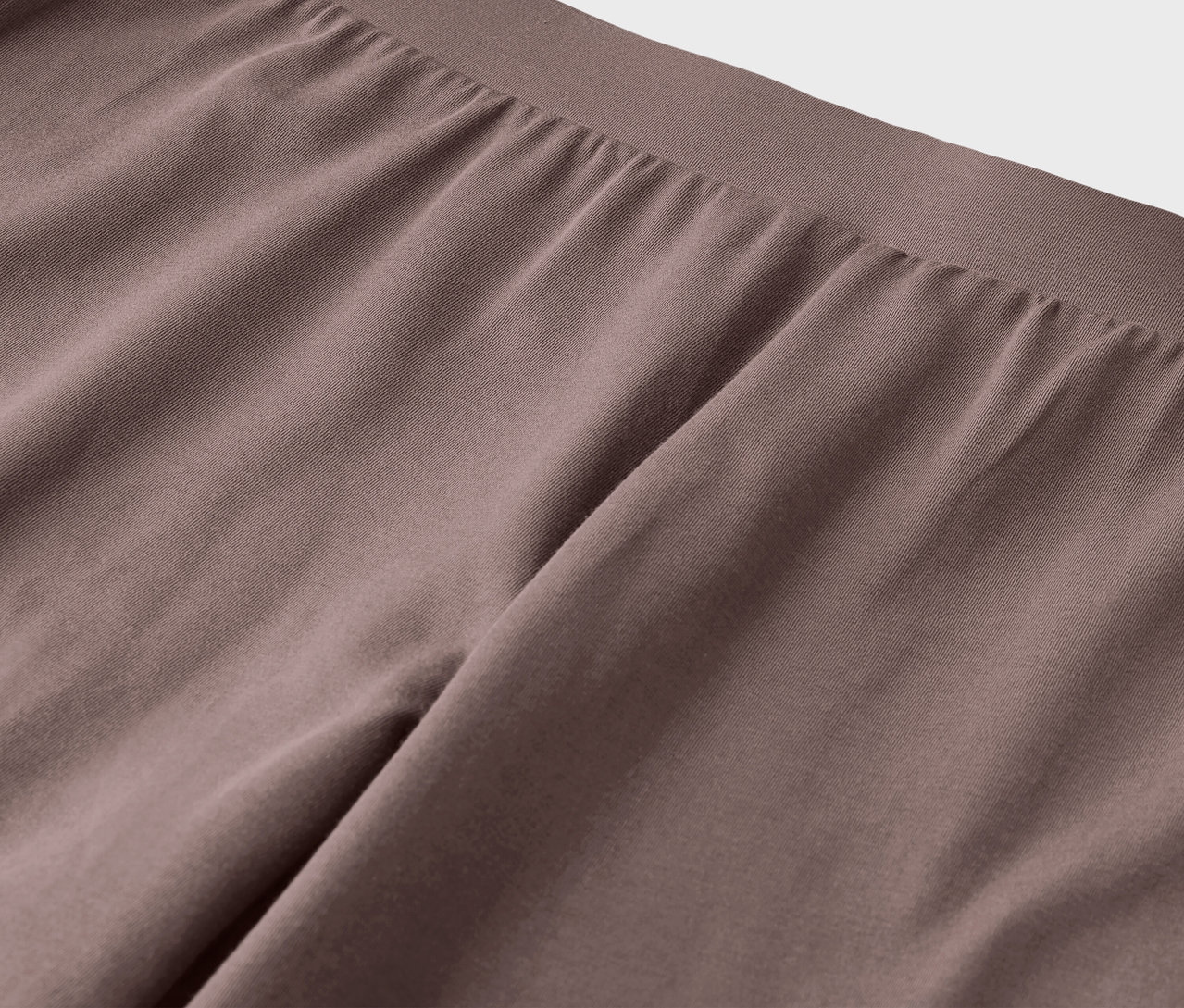 Detailaufnahme einer braunen Hose mit elastischem Bund.