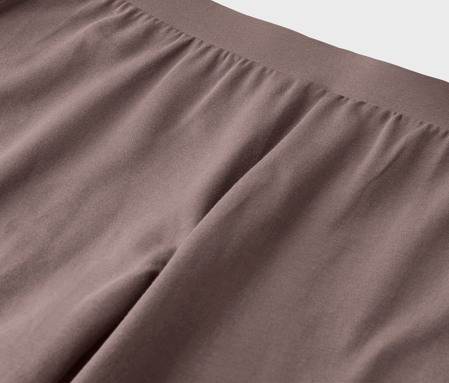 Detailaufnahme einer braunen Hose mit elastischem Bund.