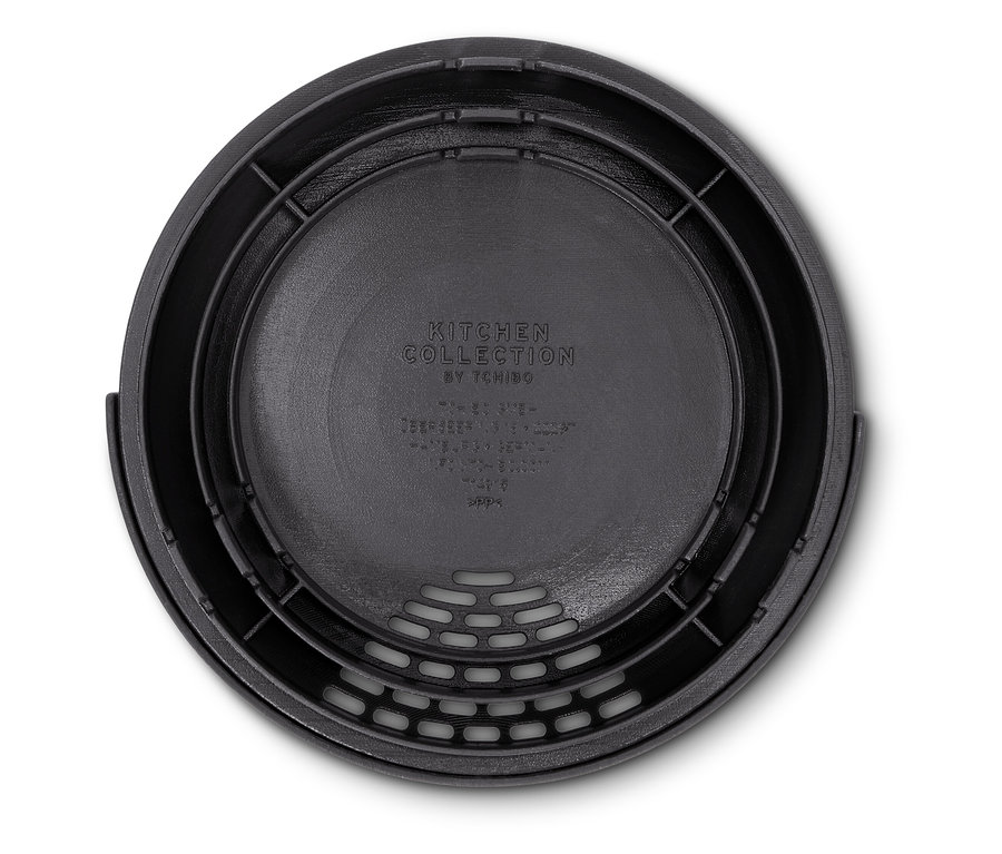 Detailansicht von oben eines schwarzen Küchensiebs mit perforiertem Boden.