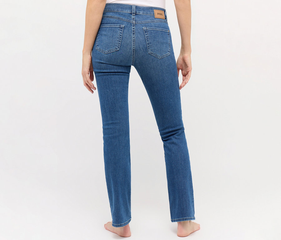 Frau von hinten trägt eine Angels Jeans »Leni« Bootcut.
