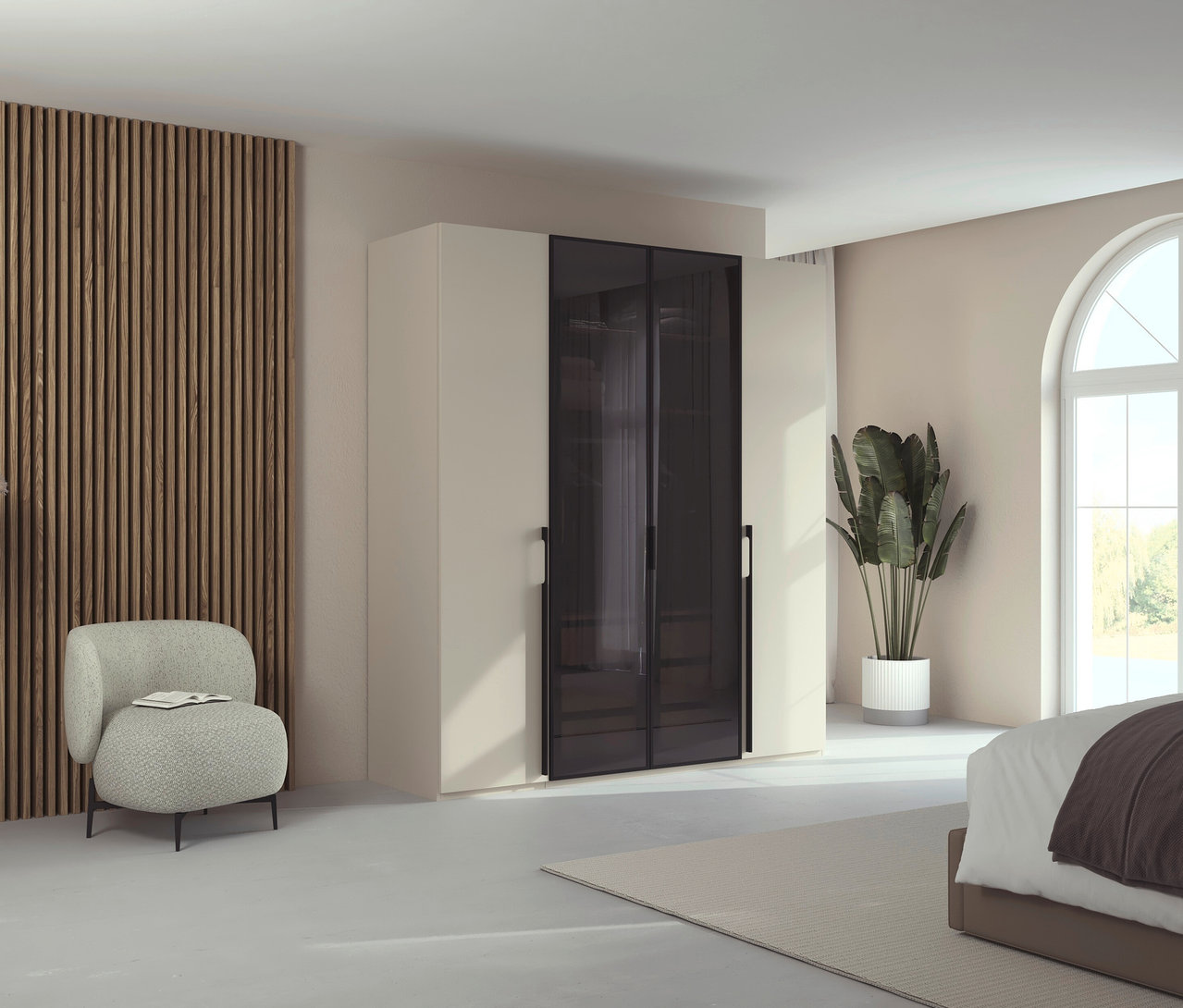 Ein beiger rauch Schrank »Skat Shine«, 4-türig mit Glasrahmentüren, steht in einem hellen Raum.