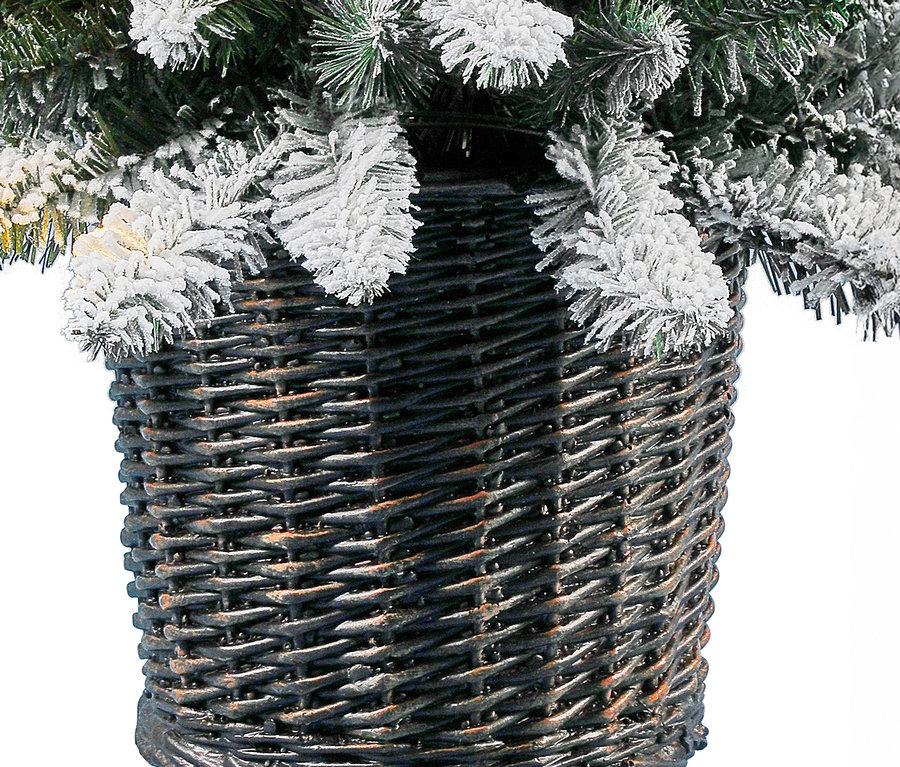 Nahaufnahme eines Evergreen LED-Weihnachtsbaums mit geflochtenem Übertopf.