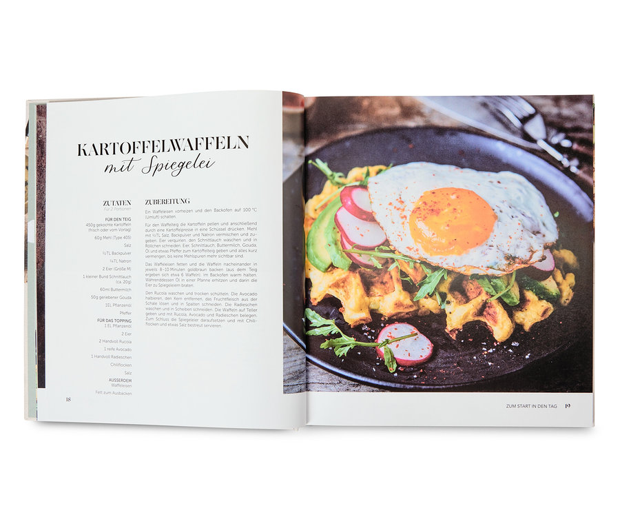 Offenes Kochbuch zeigt Rezept für Kartoffelwaffeln mit Spiegelei.