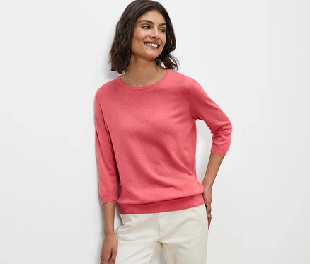Frau posiert in Feinstrickpullover mit Seide, koralle.
