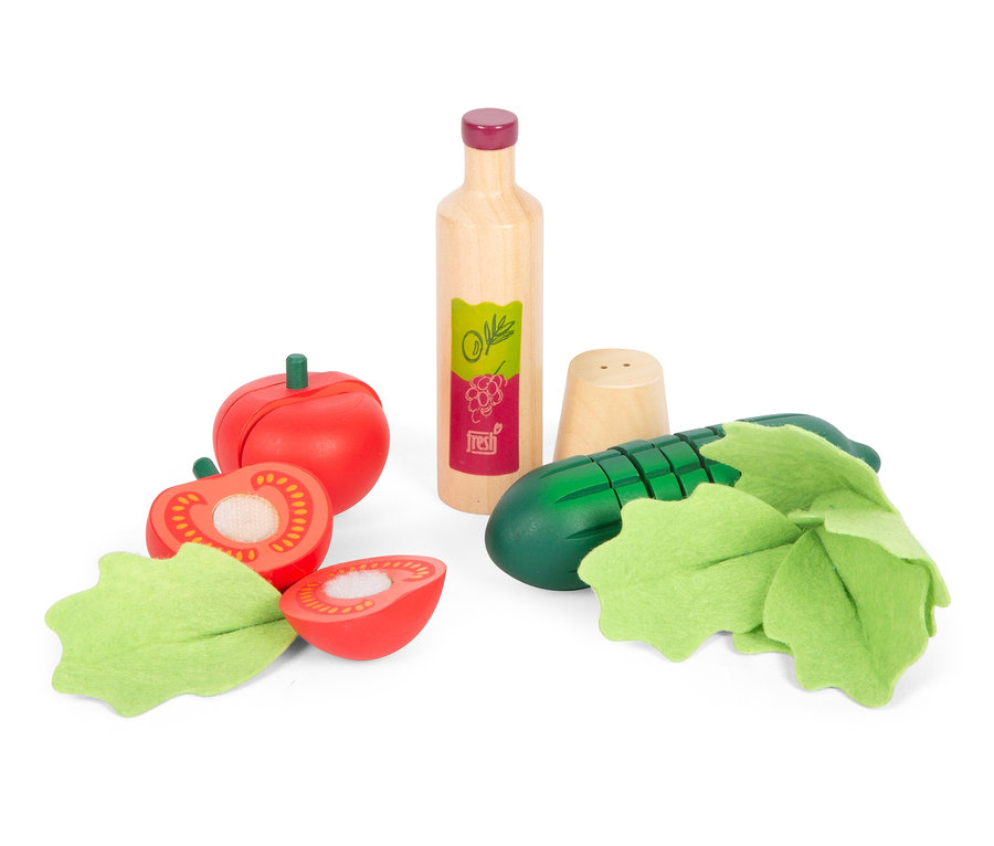 Holzspielzeug-Salatset mit Tomaten, Gurke, Ölflasche und Salatblättern.