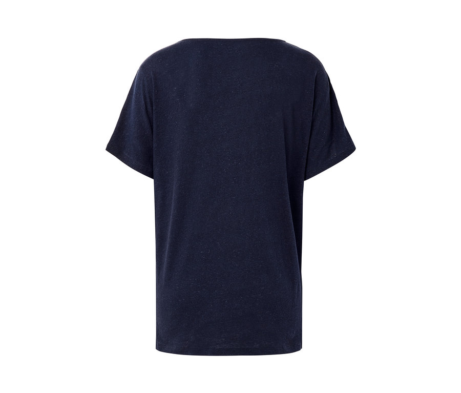 Detailansicht eines marineblauen Shirts aus Leinenmix.