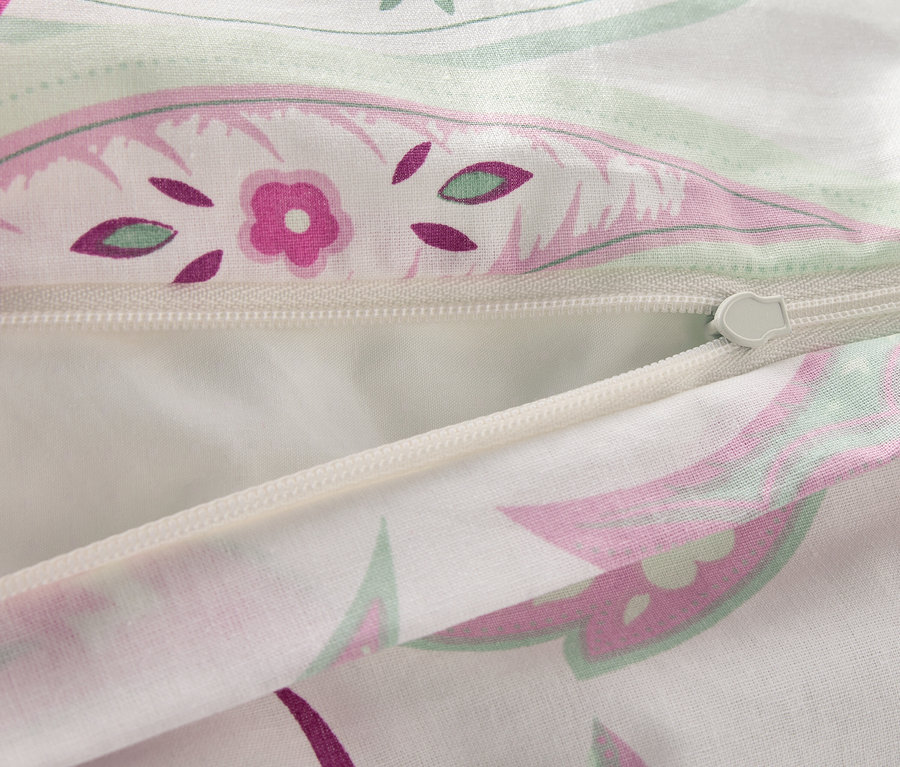 Detailansicht der Renforcé-Bettwäsche in Normalgröße mit Paisley-Muster und Reißverschluss.