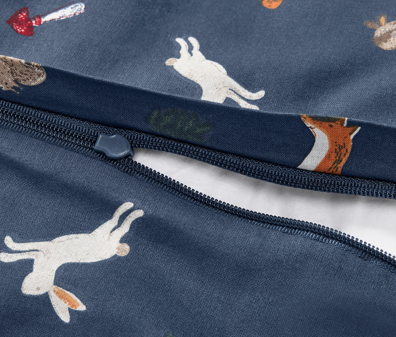 Detail der Kinder-Renforcé-Bettwäsche in Normalgröße mit Waldtiermuster und Reißverschluss.