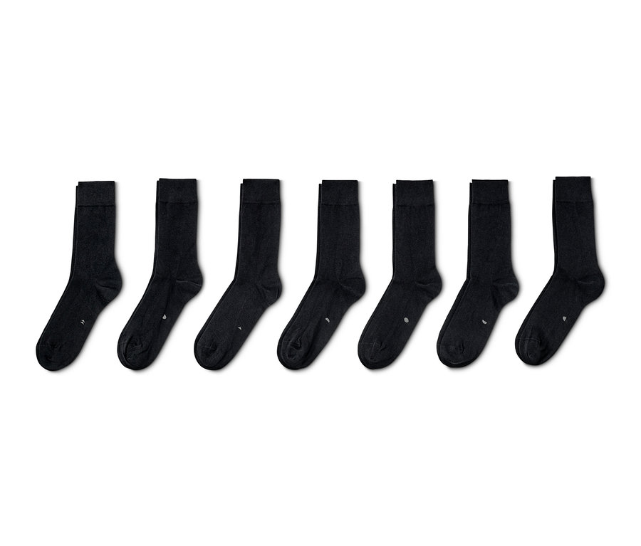 Sieben Paar schwarze Socken.