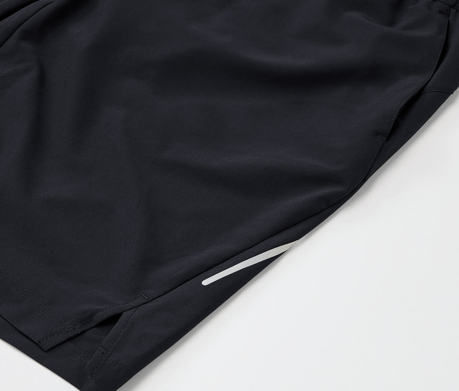 Detailaufnahme von schwarzen Sportshorts mit Tasche und Reflektorstreifen.