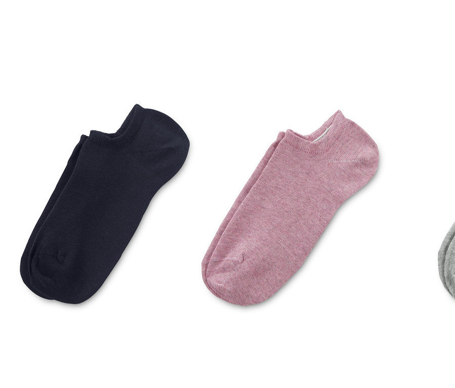 Drei Paar Sneakersocken: dunkelblau, rosa und grau.