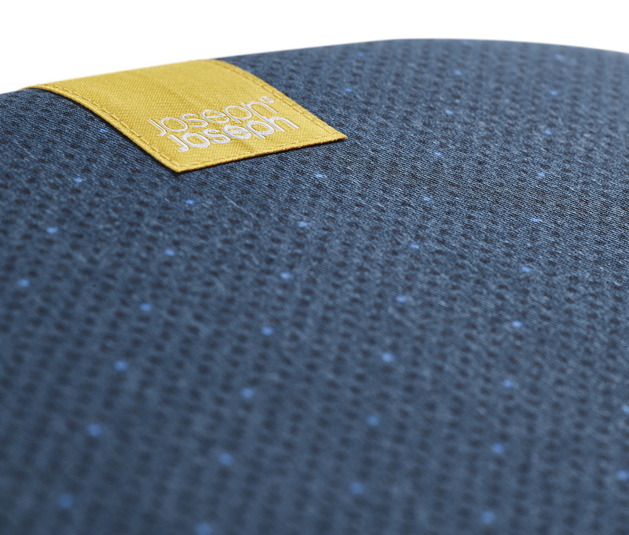 Detailaufnahme eines blauen Joseph Joseph Bügelbretts »Compact Plus« mit kleinen blauen Punkten und gelbem Logo.