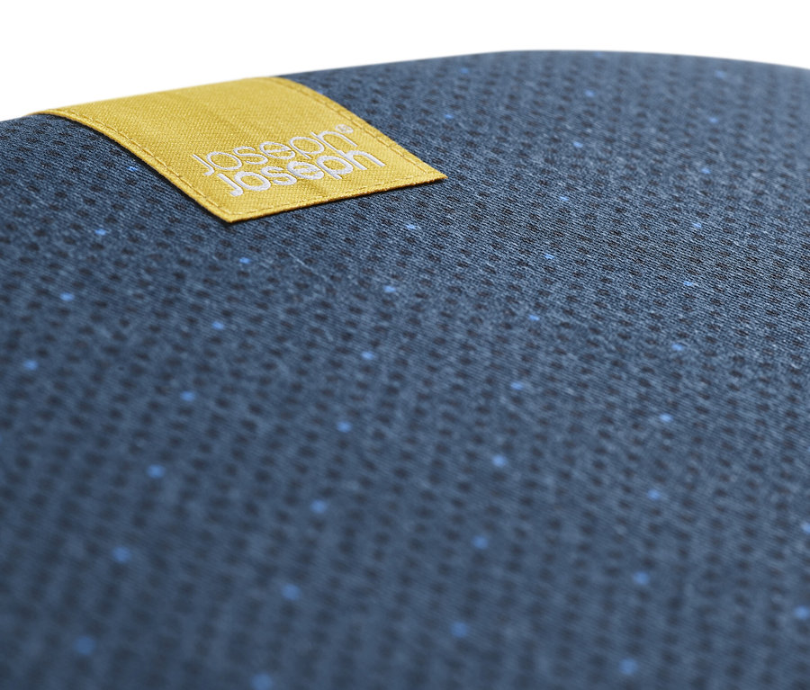 Detailaufnahme eines blauen Joseph Joseph Bügelbretts »Compact Plus« mit kleinen blauen Punkten und gelbem Logo.