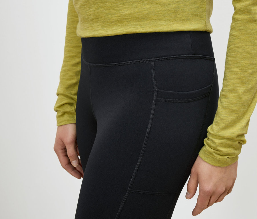 Frau trägt schwarze Leggings mit Oberschenkeltasche.