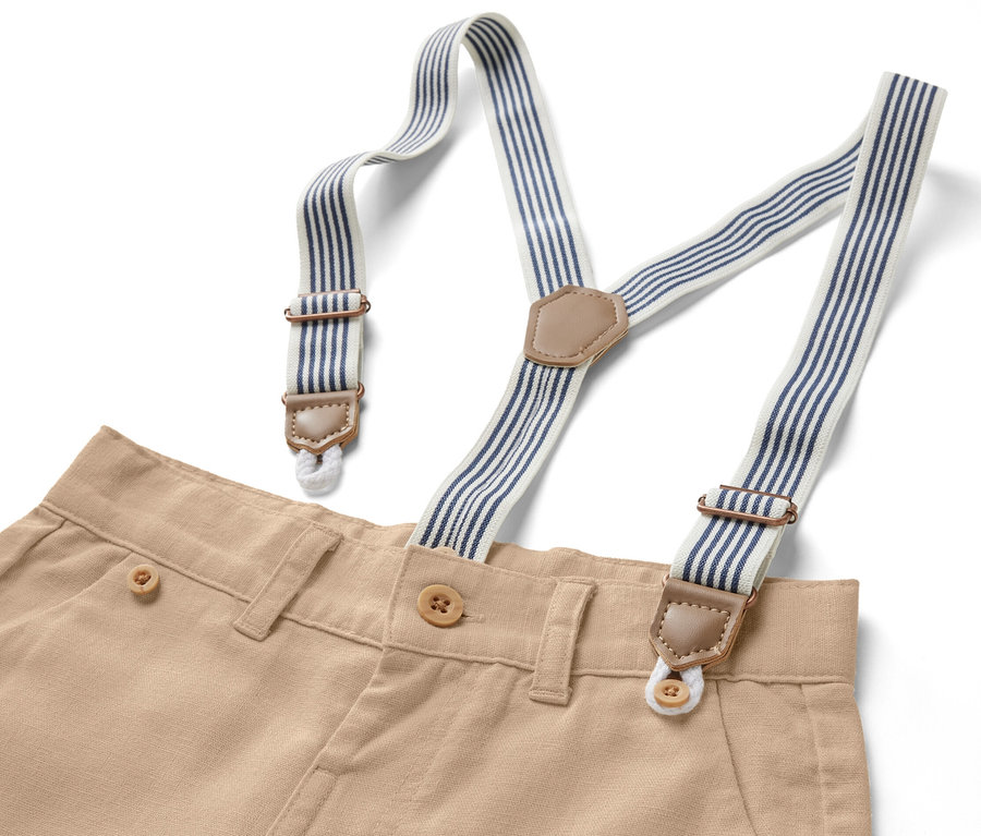 Beige Kinder-Shorts mit blau-weiß gestreiften Hosenträgern.