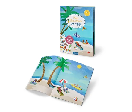 Ein offenes und ein geschlossenes Stickerbuch "Am Meer".