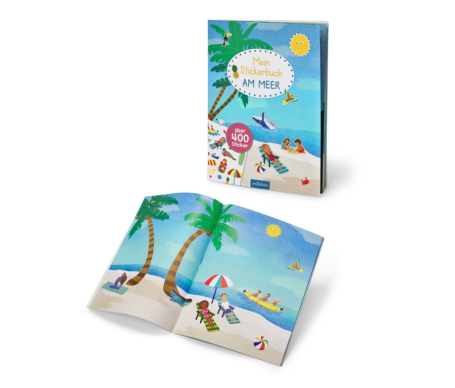 Ein offenes und ein geschlossenes Stickerbuch "Am Meer".