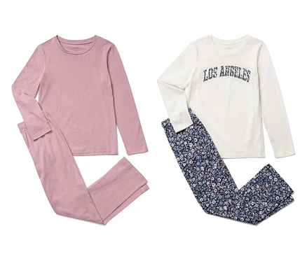 Zwei Damenschlafanzüge: einfarbig rosa und ein weißes Oberteil mit 'Los Angeles'-Aufdruck und einer blumigen Hose.