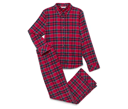 Ein rot-grün karierter Pyjama liegt auf einem weißen Hintergrund.