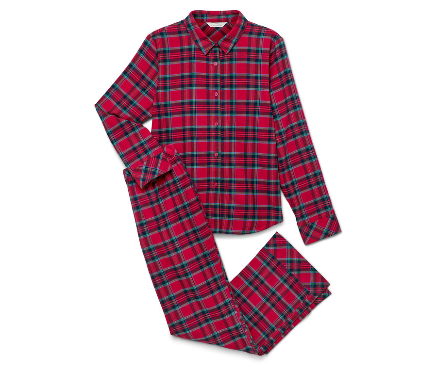 Ein rot-grün karierter Pyjama liegt auf einem weißen Hintergrund.