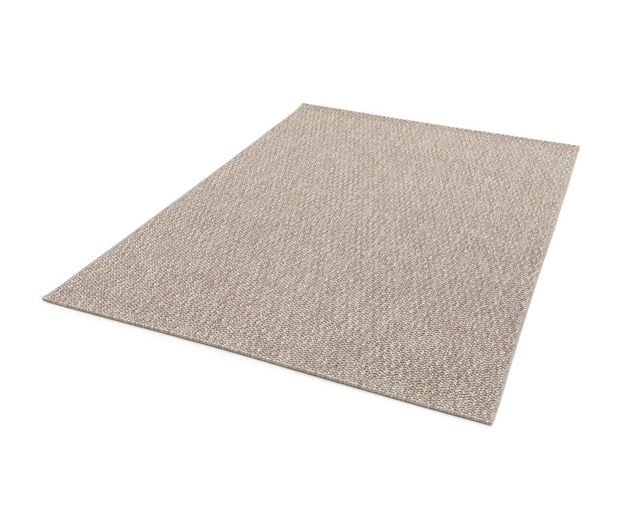 Ein beiger Teppich mit einem sanften Chevron-Muster auf weißem Hintergrund.