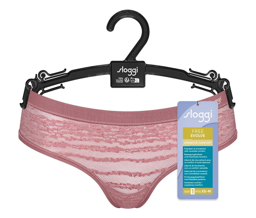 Rosa Sloggi Spitzen-Slip hängt an einem schwarzen Bügel.