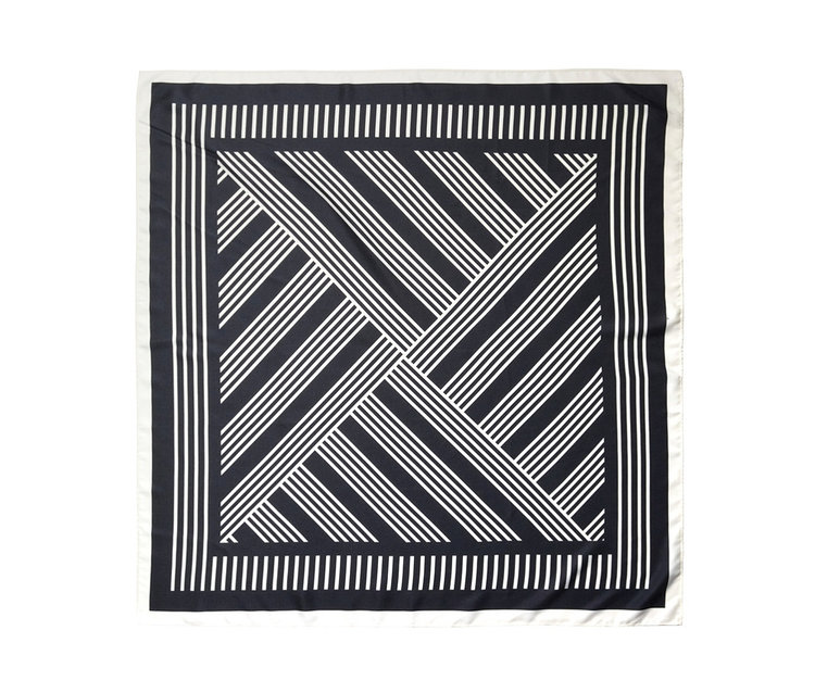 Ein schwarz-weisses Halstuch mit Muster.