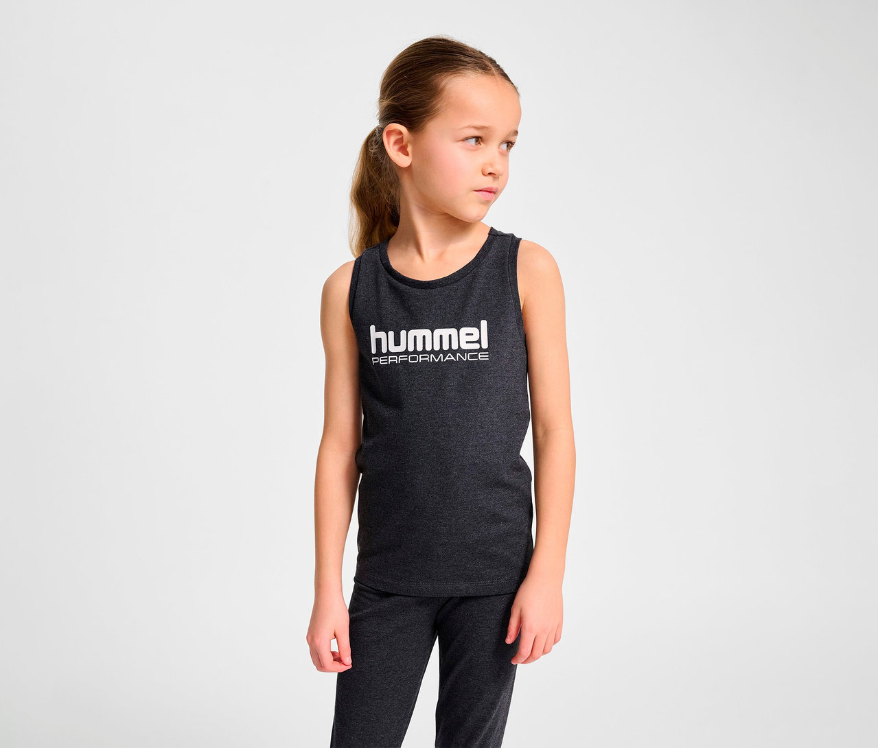 Mädchen trägt graues HUMMEL HMLJR Top.