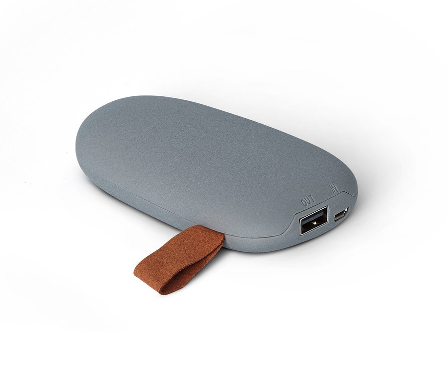 Eine graue Powerbank »Stein« mit brauner Schlaufe auf einem weißen Hintergrund.