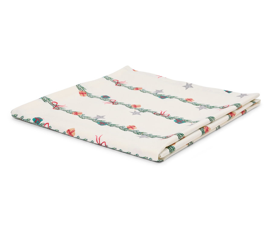 Gefaltete weiße Tischdecke mit weihnachtlichem Motiv aus Zweigen, Geschenken und Sternen.