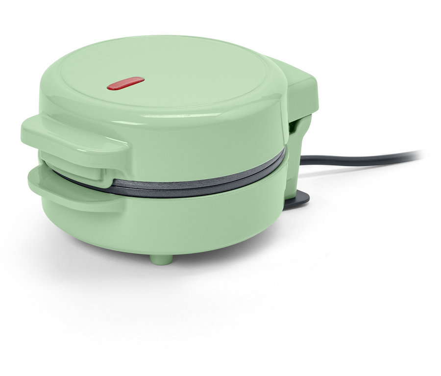 Geschlossener grüner Waffelautomat auf weißem Hintergrund.