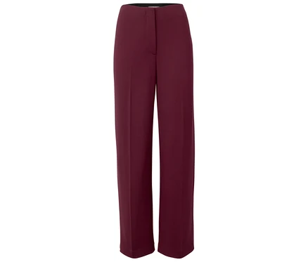 Weinrote, weit geschnittene Hose.